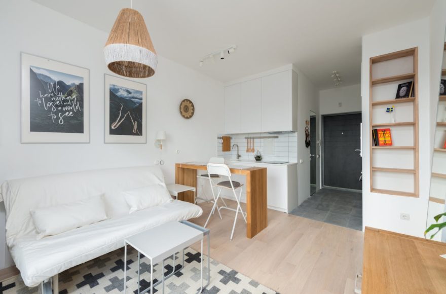 Revente LMNP : comment la réussir ? Photo pour illustrer notre article montrant un appartement étudiant avec canapé-lit, bureau et kitchenette